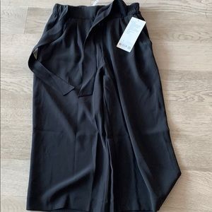 Lululemon noir crop- brand new, tags on
